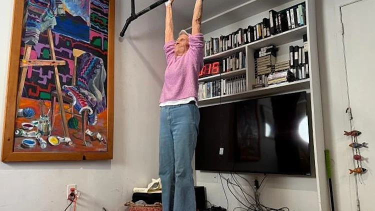 בת 90 תלתה את עצמה כמעט 3 דקות - ושברה שיא עולם