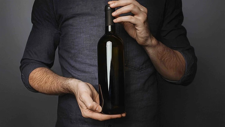 טעם של מלחמה במחיר של דירה: בקבוק יין מ-1945 נמכר ב-812 אלף דולר