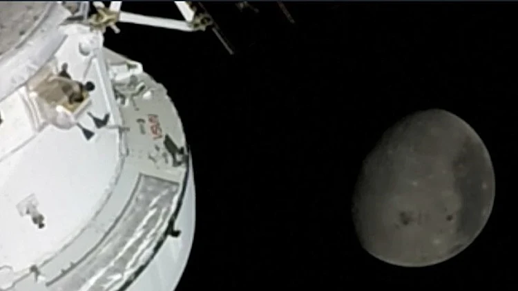 הצד האפל של הירח: החללית ששברה שיאים ועשתה היסטוריה