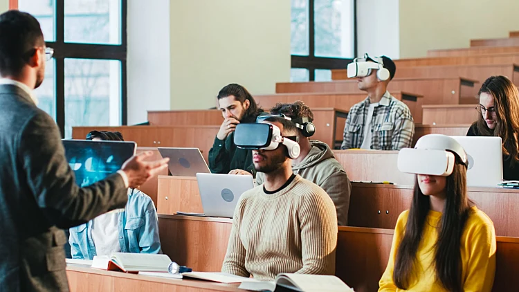 סטודנטים שוכרים משקפי AI ומצליחים לרמות בבחינות