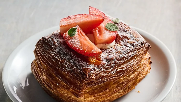 קרואסון מחמצת מוסלין וניל ותותים עם זעתר במסעדת "האחים"