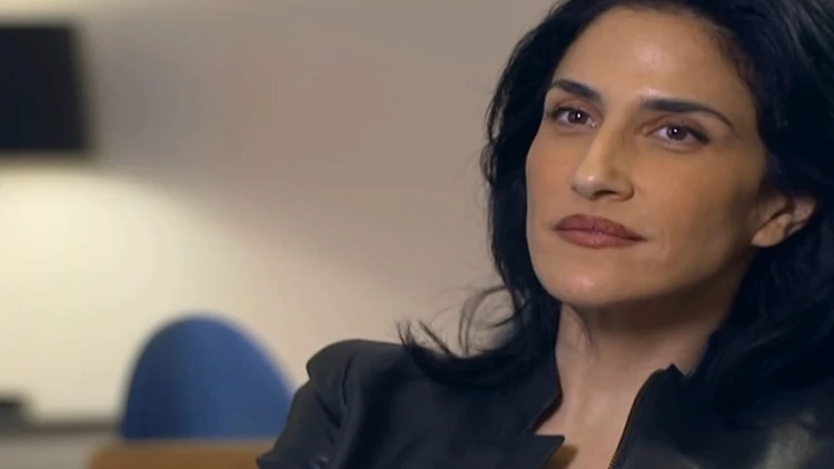 "עמדתי שם בהלם": מגי אזרזר על החרם בילדות, ההורות והתהילה