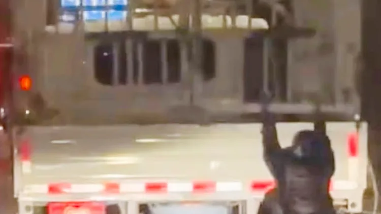 תפסה טרמפ על הבגידה: נתלתה על טנדר נוסע בשביל לתפוס את בעלה