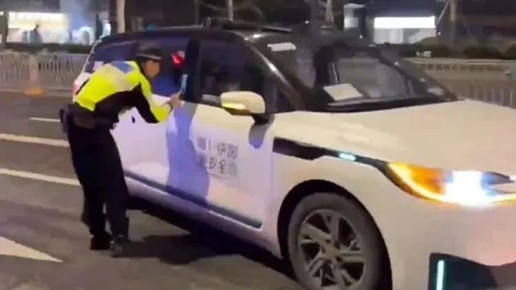 עיר שלמה קפאה: 100 מוניות אוטונומיות נעצרו בבת אחת