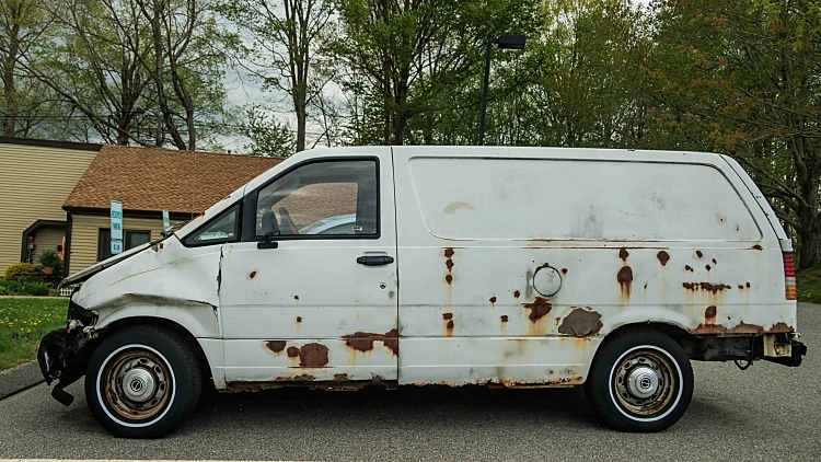 ננעל ברכב של אבא למשך שנתיים והתגלה במקרה על ערימת אשפה