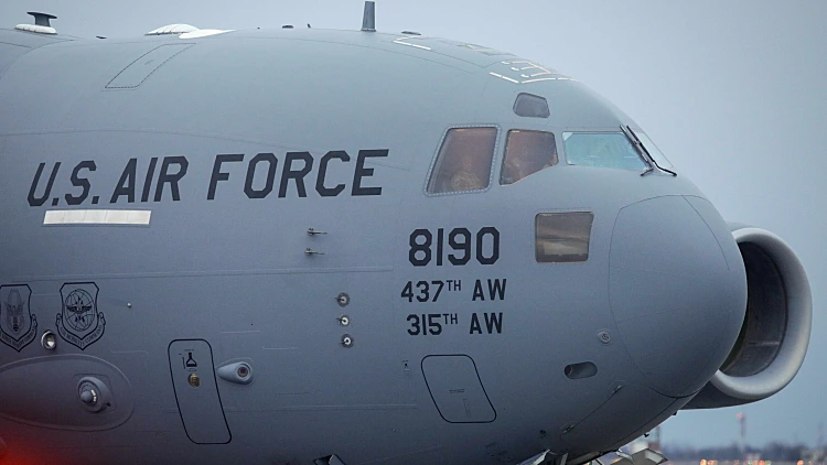 אדם עלה על כנף של מטוס צבאי והחל לתקוף אותו בגרזן