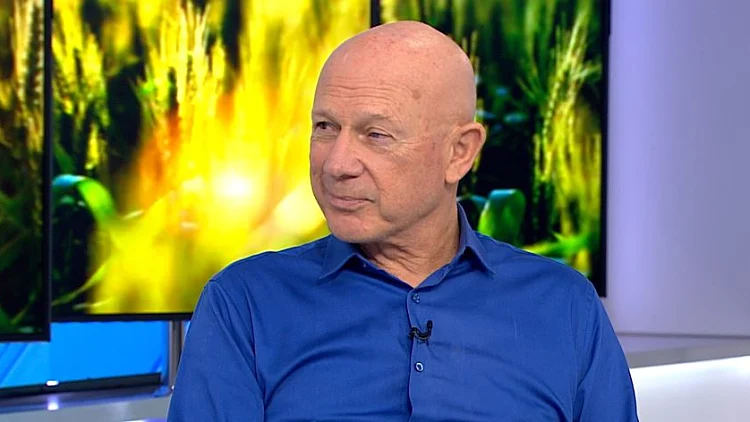 כוכב ההצגה "זינגר" על תפקידו: "אני רואה בזה מחקר על אופי האדם"