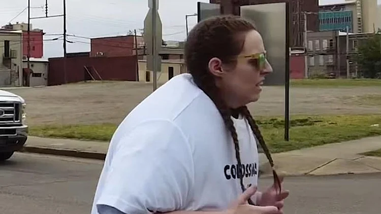 עם 55 חולצות על הגוף: רצה חצי מרתון בדרך לשיא עולמי