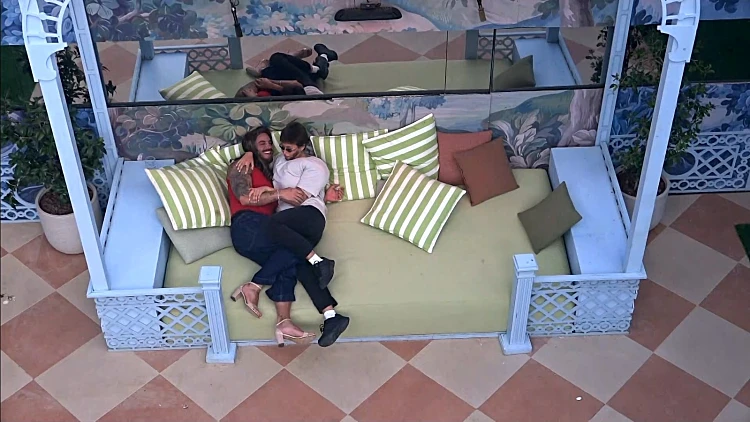 הזוגיות בין שלי לעומר מקבלת טוויסט מפתיע: "אתה חי בסרט"