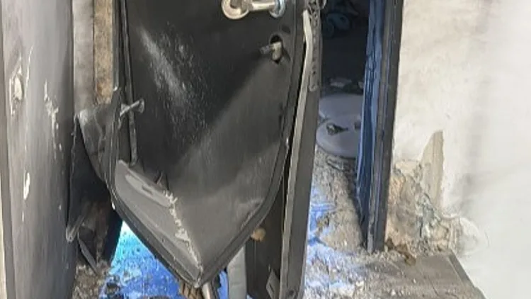 דלת הבית אחרי פיצוץ המטען