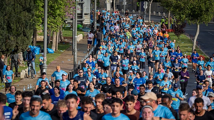 אלפים רצו במרתון ירושלים למרות השרב, צעיר טופל במצב קשה ו-11 קל