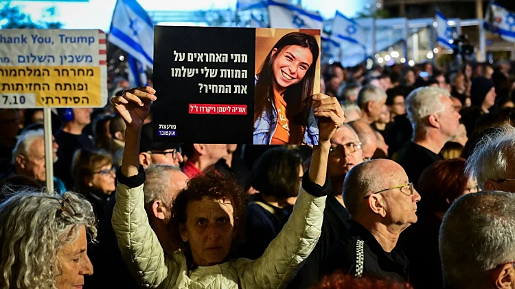 "ברחו מהאשמה ומחקו את האמת": אלפים ב"טקס השיכחון" בת"א