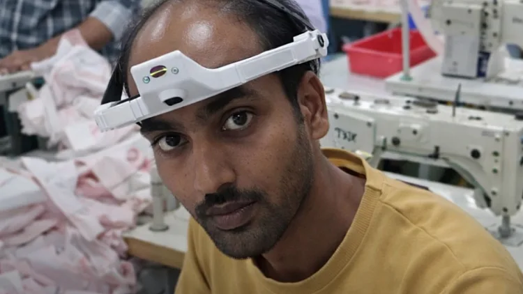 כדי ללמד AI להחליף אותם: עובדים במפעל מתעדים כל תנועה שלהם