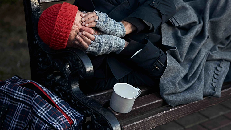 גבר נרדם על ספסל במינוס 20 מעלות