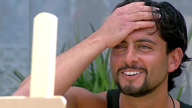 הדיירים יוצאים לטייל בארץ באוטובוס - אבל אחד מהם לא יחזור אל הבית!