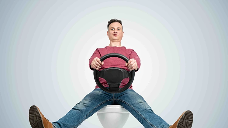 פטנט חדש - שירותים ברכב: פקודה קולית שולפת אסלה מהמושב