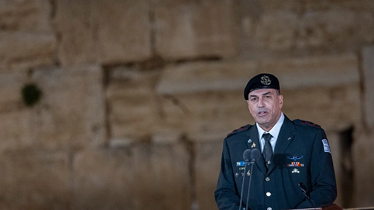 זמיר בכותל: לנצח נהלך חגורים בחרב; על כל חלקי העם לשאת בנטל