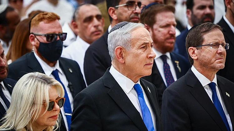 קריאות נגד רה"מ בהר הרצל; הרצוג: ניצחון - השבת החיים למסלולם