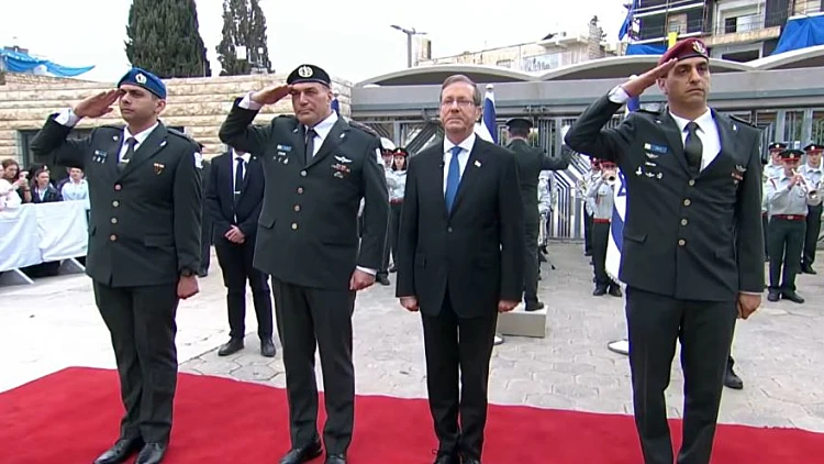 הנשיא יצחק הרצוג והרמטכ"ל אייל זמיר בטקס החיילים המצטיינים בבית הנשיא