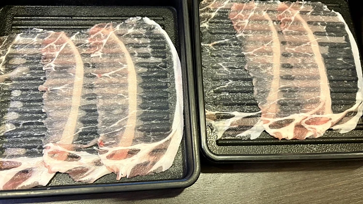 מסעדת אכול כפי יכולתך מגישה בשר כל כך דק - שאפשר לראות דרכו