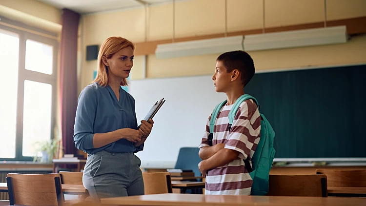 מורה משוחחת עם תלמיד
