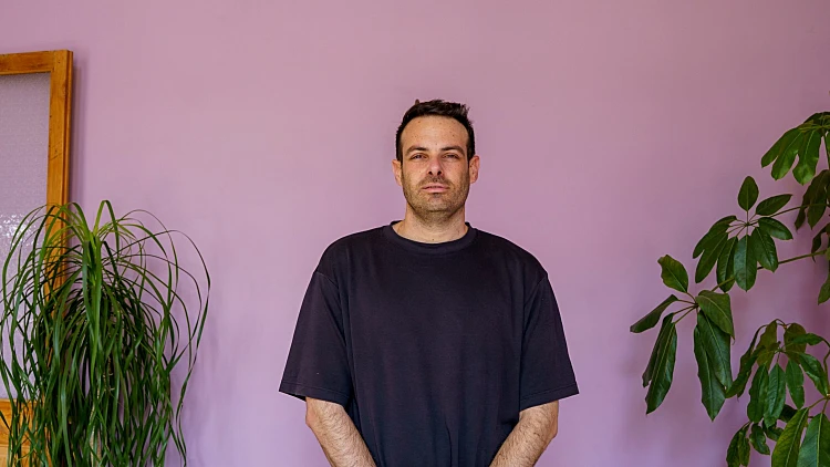 לצד האמנים הכי חמים: המפיק המוזיקלי שעובר לקדמת הבמה