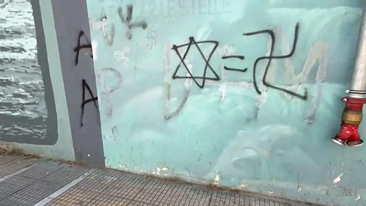 צלבי קרס - ואיסור כניסה לישראלים: האנטישמיות ביוון גואה