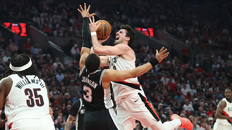 דני אבדיה במשחק מול סן אנטוניו