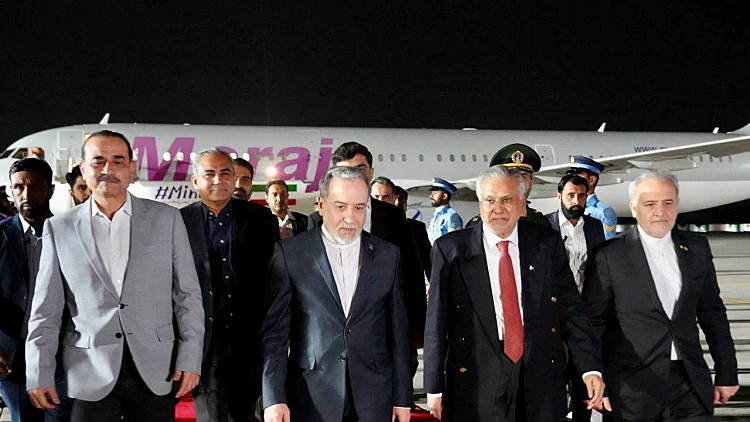 חידוש השיחות בפקיסטן: המשלחת האיראנית נחתה באסלאמאבאד