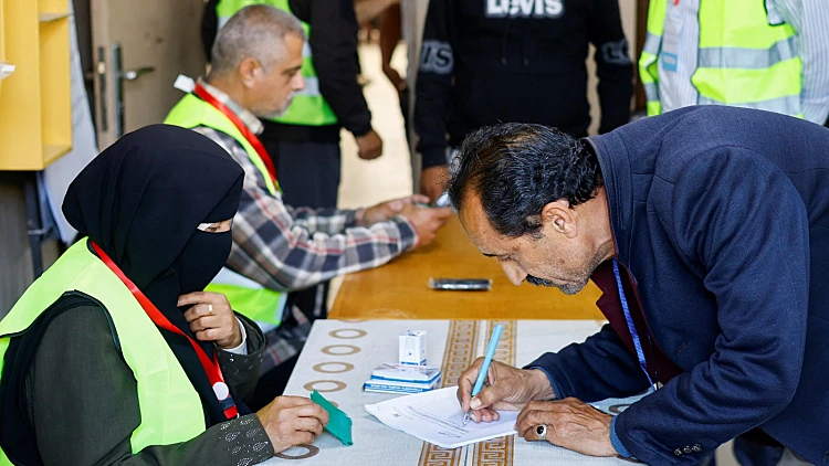 מצביעים בבחירות המוניציפליות בדיר אל-בלאח