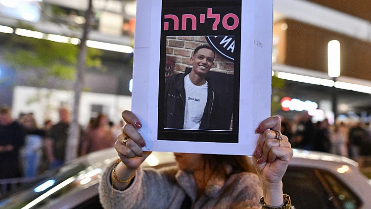 אזרחים בפיצרייה בה נרצח ימנו בנימין זלקה בערב יום העצמאות בפתח תקווה