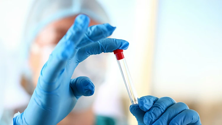 מדען הרעיל קולגה לעבודה - רק בשביל לקבל במקומו קידום