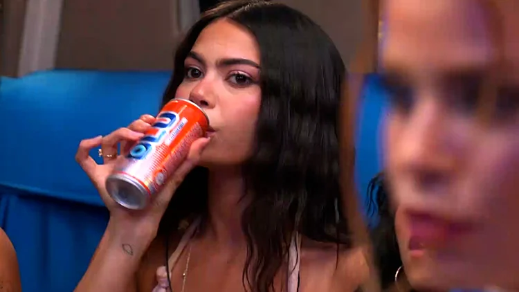 דיירי "האח הגדול" נהנים ממשקה אנרגיה באוטובוס המסיבות