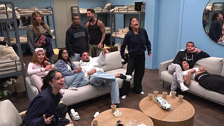 "המגדלור הזה חי בסרט": הדיירים החדשים מתמקמים בבית - ולא כולם מקבלים את זה