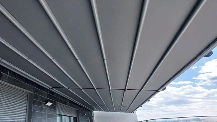 פרגולה חשמלית נאספת