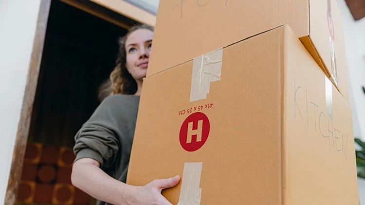 חוסכים זמן באריזה: איפה כדאי להזמין קרטונים למעבר דירה במודיעין ואיך לארוז נכון?