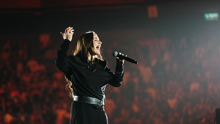 עדן בן זקן כבשה בענק את הקהל - אבל לא נתנה לו לברוח מהמציאות