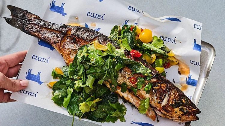 דג במסעדת "ימה"