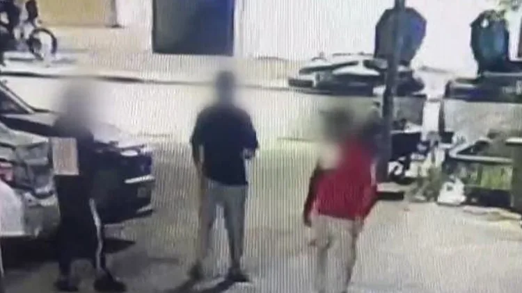 אגרופים ובעיטות: תקפו אדם ש"סירב לתת להם סיגריה" | תיעוד