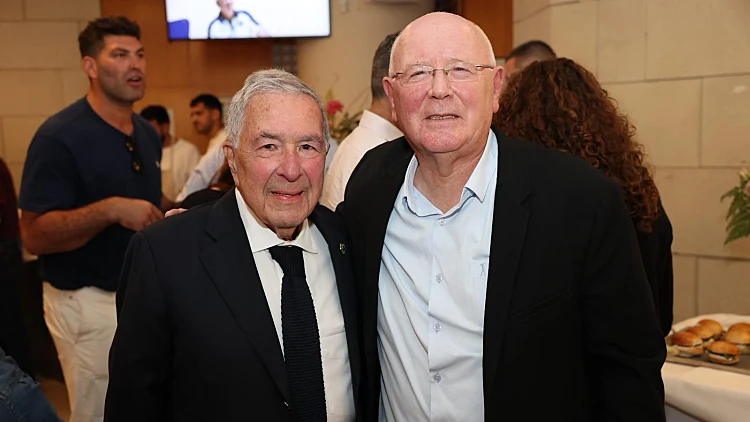 מנכ"ל הוועד האולימפי הפורש גילי לוסטיג, לצד מנכ"ל מכבי תל אביב, שמעון מזרחי