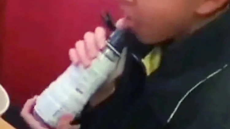 ליקק פיה של בקבוק סויה - ולא תיאר לעצמו שזה העונש שיקבל