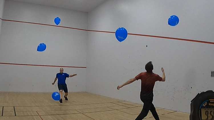 ניסו לשמור חמישה בלונים באוויר בו-זמנית, בלי שייפלו לרצפה