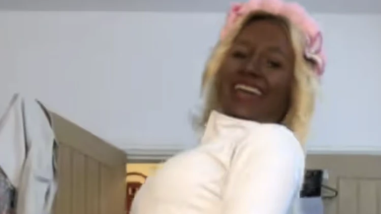 הנערה שהתמכרה לשיזוף ולא מצליחה להפסיק