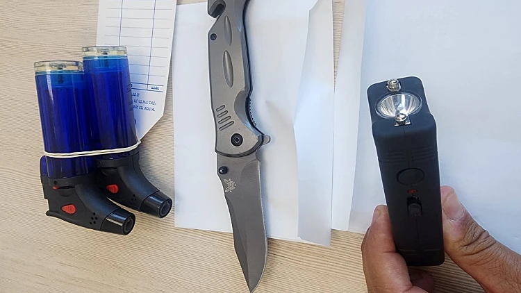 שוקר חשמלי, אולר ומבערים שנתפסו אצל תלמיד בן 12 בתל אביב