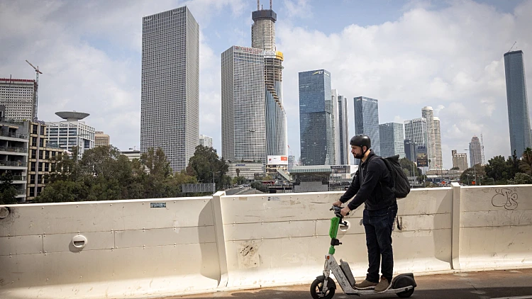 רכב בלי קסדה - וצבר קנסות של 63 אלף ש"ח בלי ידיעתו