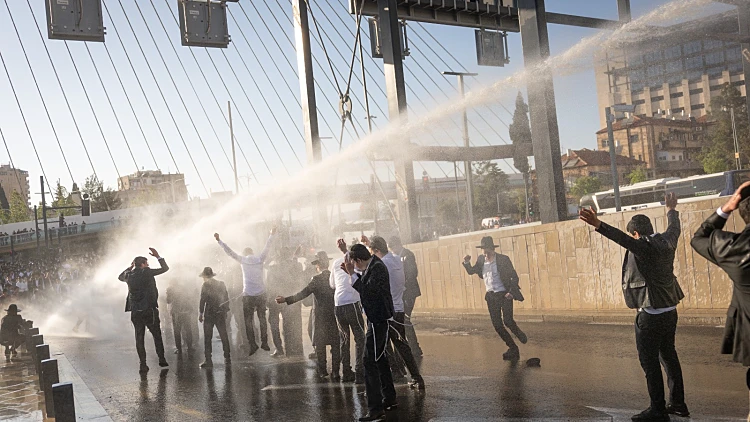 במחאה על הגיוס ומעצר עריקים: חרדים חסמו את הכניסה לירושלים
