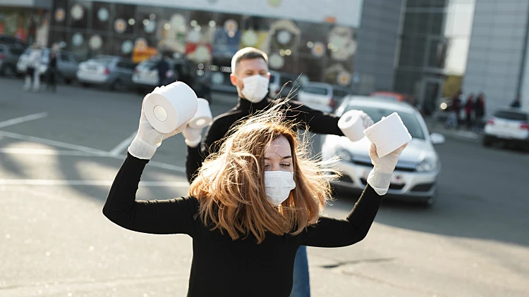 Woman,and,a,man,in,a,coronavirus,face,mask,hold