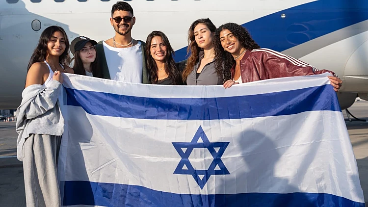 המשלחת הישראלית לאירוויזיון נחתה בווינה: "זכות ואחריות אדירה"