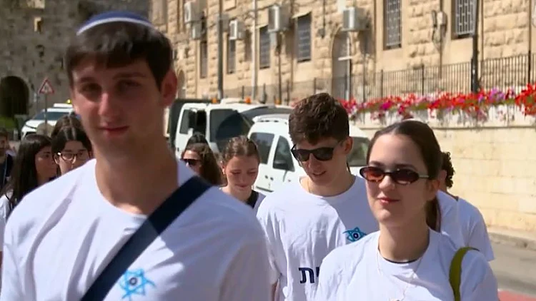 המלחמה לא עוצרת אותם: שבוע עם נערי "תגלית" שחורשים את ישראל