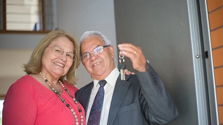 דירה חדשה זוג מבוגר מחייך